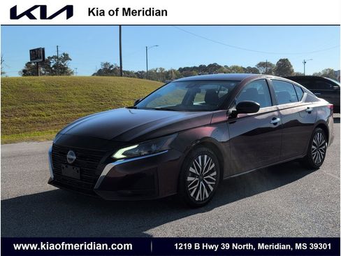 Used 2024 Nissan Altima 2.5 SV image 1