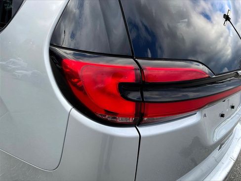 Used 2024 Chrysler Pacifica Touring-L image 29