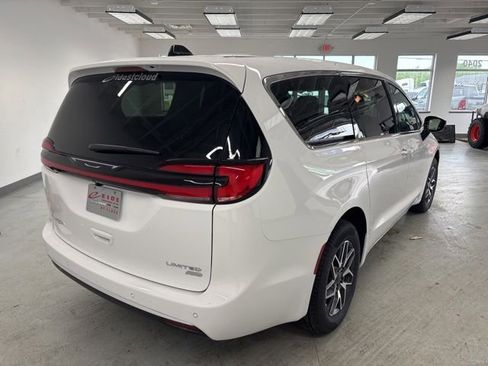 New 2027 Chrysler Pacifica Limited w/ Family Tech Group AWD/4WD image 8