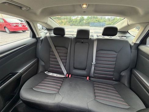 Used 2016 Ford Fusion SE FWD image 11