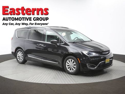 Used 2019 Chrysler Pacifica Touring-L FWD image 47