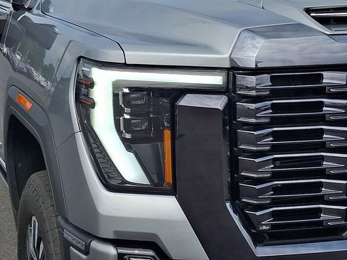Used 2024 GMC Sierra 2500 Denali Ultimate AWD/4WD image 9