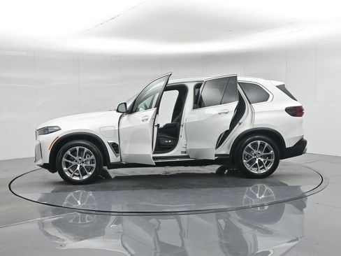 Used 2025 BMW X5 xDrive50e image 38