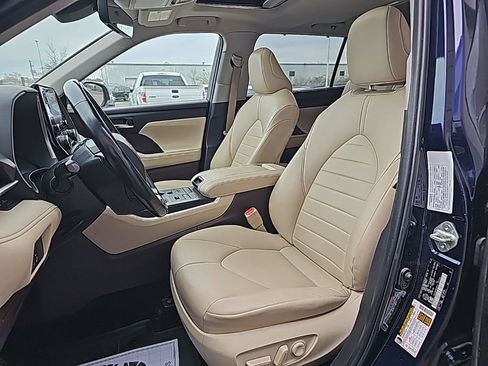 Used 2022 Toyota Highlander XLE image 11
