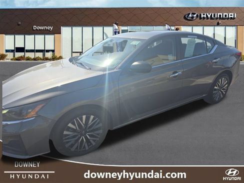 Used 2025 Nissan Altima 2.5 SV FWD image 4