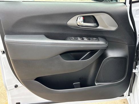 Used 2025 Chrysler Voyager LX image 11