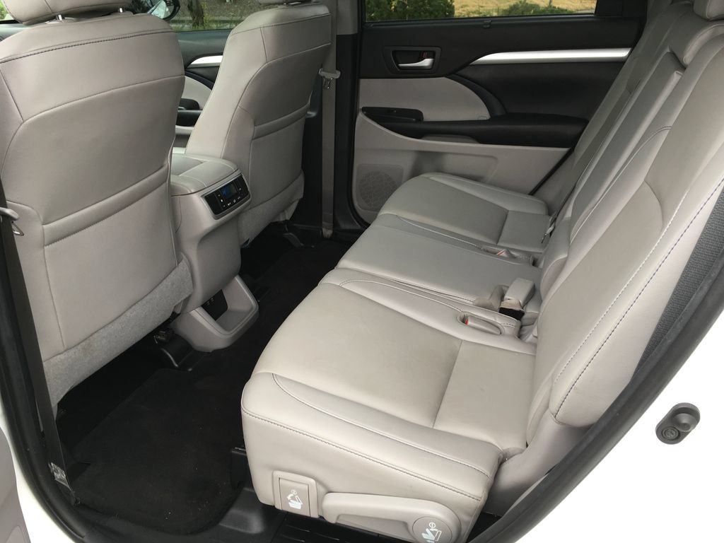 Used 2019 Toyota Highlander XLE AWD/4WD image 28