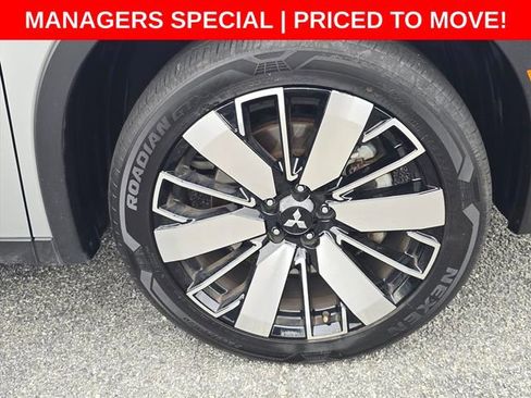 Used 2025 Mitsubishi Outlander SE FWD image 32