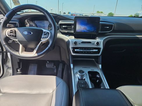 Used 2021 Ford Explorer XLT w/ Equipment Group 202A AWD/4WD image 17