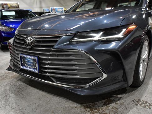 Used 2019 Toyota Avalon Limited image 5