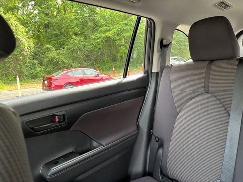Used 2025 Toyota Highlander LE FWD image 40
