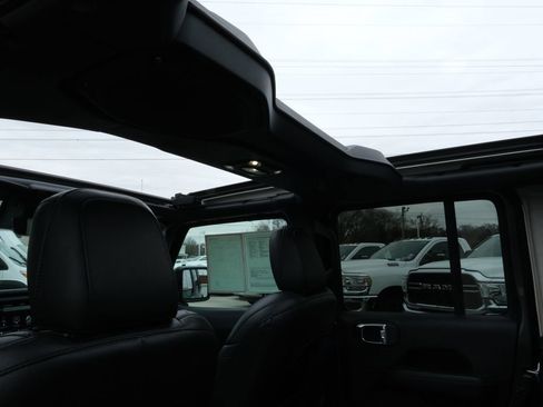 Used 2021 Jeep Wrangler Unlimited Sahara image 29