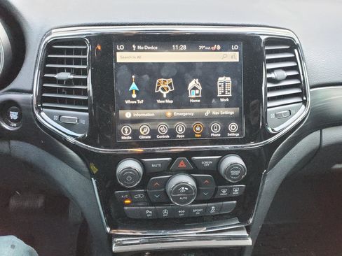 Used 2019 Jeep Grand Cherokee Altitude image 24