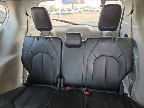 Used 2024 Chrysler Pacifica Touring-L FWD image 10