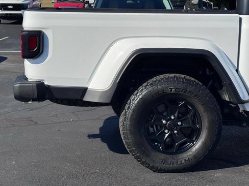 Used 2021 Jeep Gladiator Overland AWD/4WD image 40