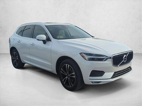 Used 2021 Volvo XC60 T5 Momentum w/ Premium Package FWD image 3