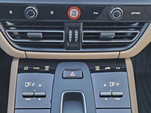 Certified 2025 Porsche Macan image 19