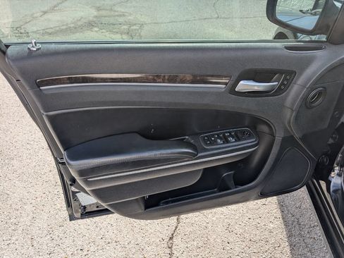 Used 2019 Chrysler 300 Limited AWD/4WD image 11