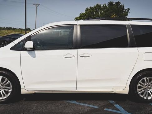 Used 2014 Toyota Sienna XLE FWD image 22