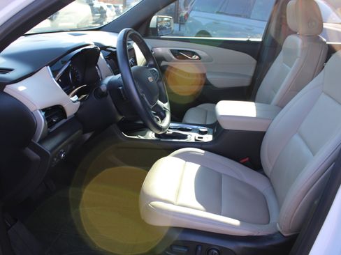 Used 2022 Chevrolet Traverse LT w/ LT Premium Package image 22