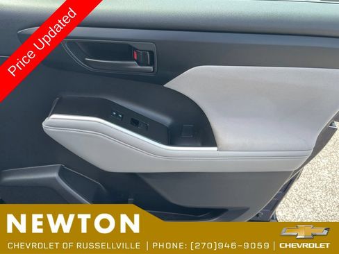 Used 2022 Toyota Highlander LE AWD/4WD image 22
