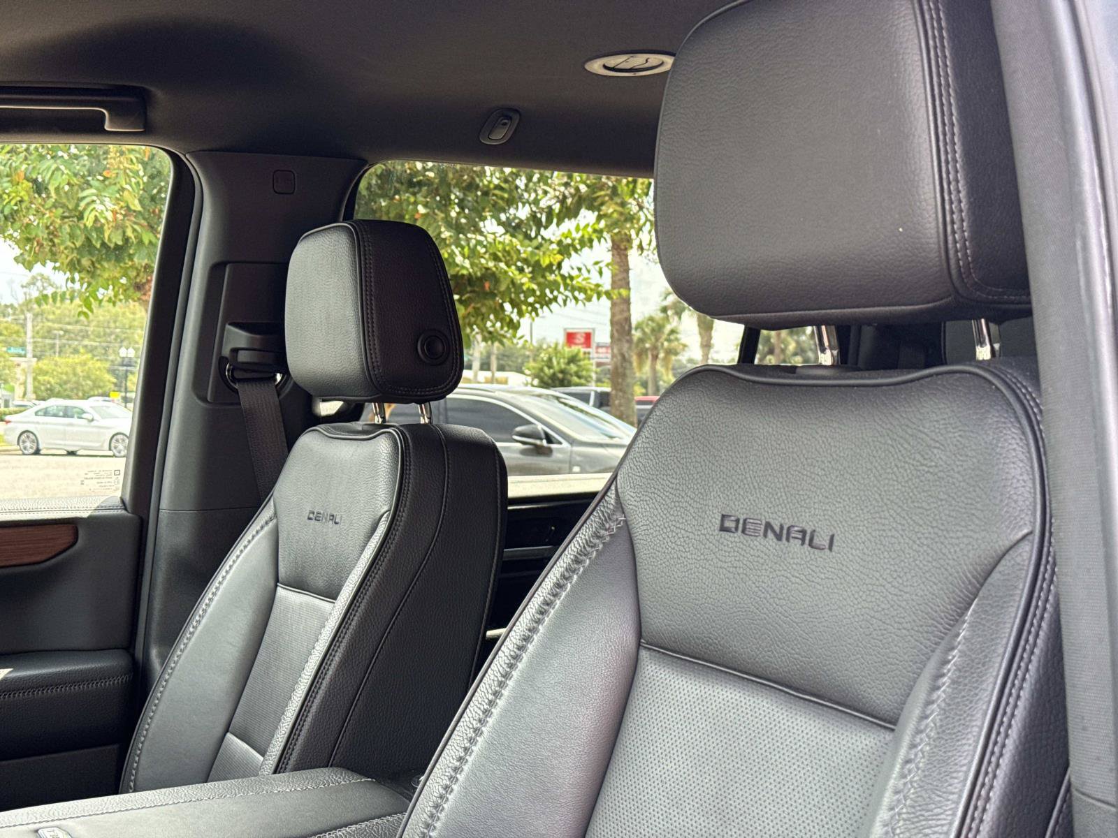 Used 2025 GMC Yukon XL Denali AWD/4WD image 13