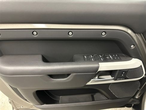 Used 2023 Land Rover Defender 110 X-Dynamic SE image 17