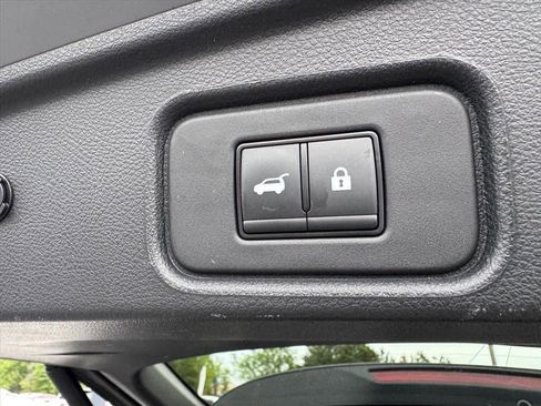 Used 2024 Nissan Pathfinder SL FWD image 11
