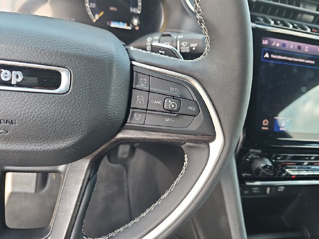 Used 2025 Jeep Grand Cherokee Limited AWD/4WD image 19