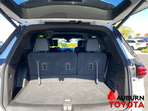 Used 2023 Chevrolet Traverse LT FWD image 11