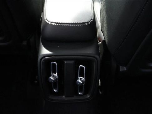 Used 2021 Volvo XC40 T5 R-Design image 23