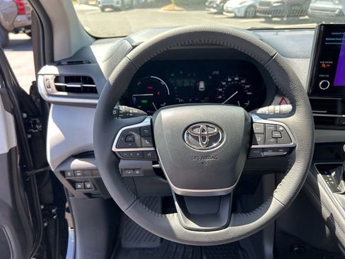 New 2026 Toyota Sienna XLE FWD image 18