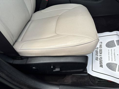 Used 2017 Chrysler 300 C w/ Safetytec Plus Group AWD/4WD image 32