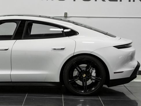 Used 2022 Porsche Taycan image 19