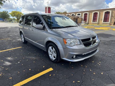 Used 2019 Dodge Grand Caravan SXT image 10