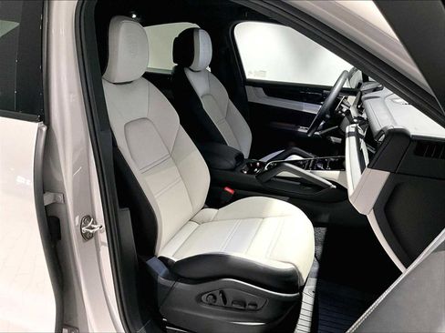 Used 2025 Porsche Cayenne Coupe image 22