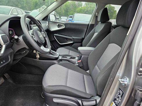 Used 2025 Kia Soul LX image 16