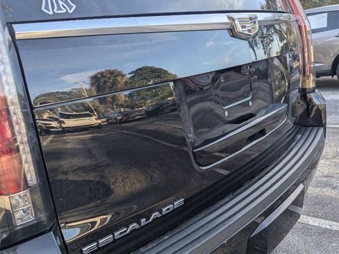 Used 2019 Cadillac Escalade Premium Luxury image 16