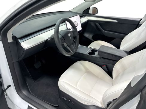 Certified 2023 Tesla Model Y Long Range AWD/4WD image 9