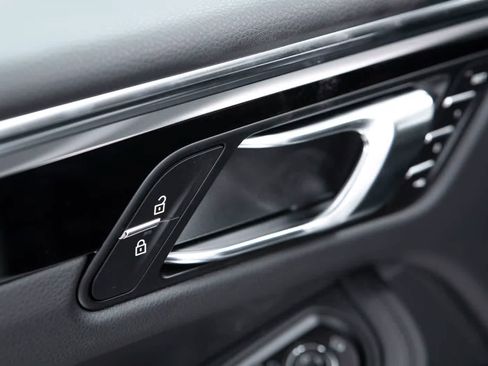 Certified 2026 Porsche Macan AWD/4WD image 25