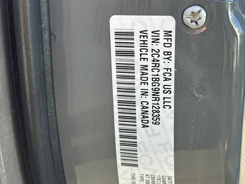 Used 2022 Chrysler Pacifica Touring-L image 52