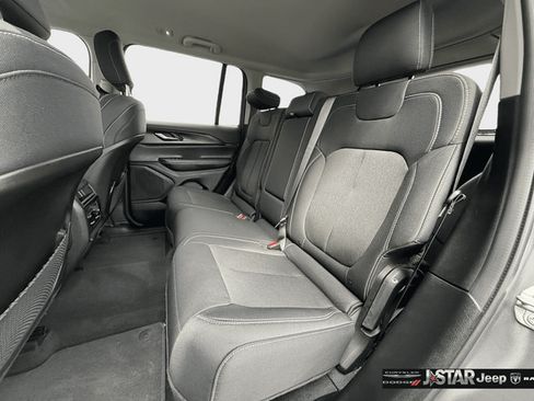 Used 2023 Jeep Grand Cherokee Laredo AWD/4WD image 28