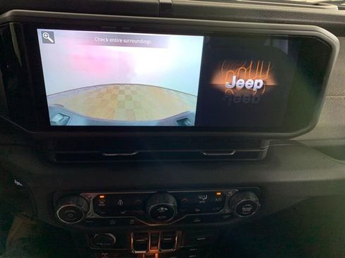 Used 2024 Jeep Gladiator Sport image 13