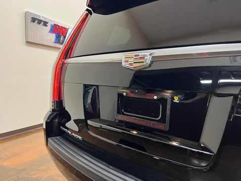 Used 2018 Cadillac Escalade ESV Luxury image 51
