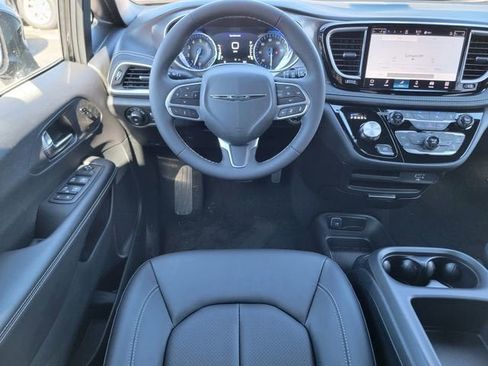 New 2026 Chrysler Pacifica Select image 30