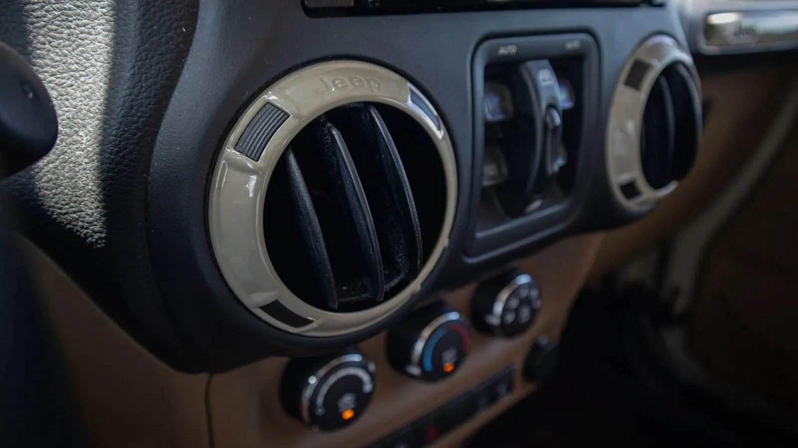 Used 2017 Jeep Wrangler Unlimited Sahara AWD/4WD image 37