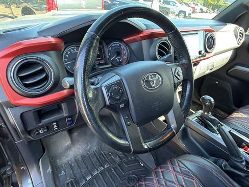 Used 2016 Toyota Tacoma TRD Sport AWD/4WD image 10