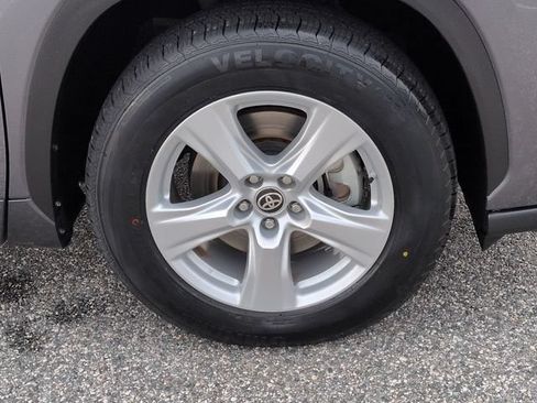 Used 2023 Toyota Highlander L FWD image 11