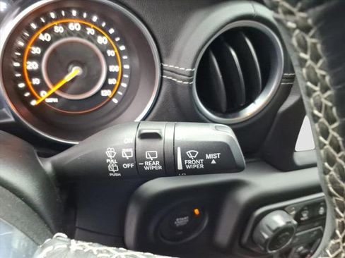 Used 2020 Jeep Wrangler Unlimited Sahara image 28