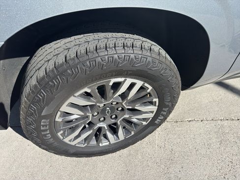 Used 2025 Chevrolet Suburban Z71 image 35